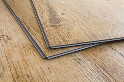 Rozdíl mezi lepenými a zámkovými vinylovými podlahami